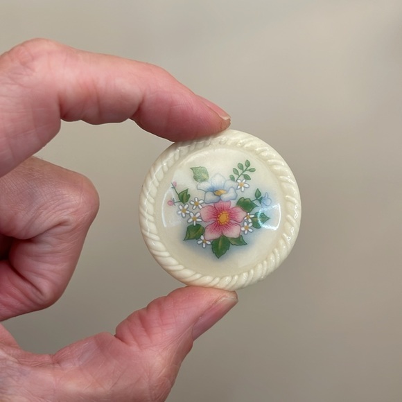 Vintage Avon 1984 Spring Bouquet Flower Pin Brooch - Picture 6 of 14